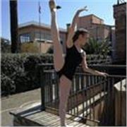 Sono Silvia, 25 Anni e studio danza dall’età di 3 anni. Sono laureata in Accademia Nazionale di Danza e insegno danza classica, propedeutica alla danza e modern