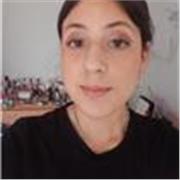 Profesora de apoyo escolar realiza clases de inglés para enseñanza básica y media