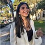 Neolaureata in giurisprudenza a Cagliari, e diplomata al liceo classico