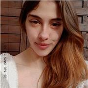 Mujer joven con años de experiencia en el cuidado y enseñanza de niños desde parvulario hasta 2° de la E.S.O de manera autónoma