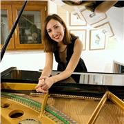 Pianista diplomata con lode al Conservatorio San Pietro a Majella, propone lezioni di solfeggio individuali e/o di gruppo in presenza e online