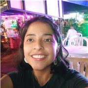 Profesora de sociales imparte clases a niños de todas las edades