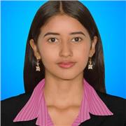 Profesora de español trasmite toda la información necesaria a niños de distintas edades