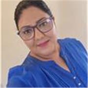 Maestra que imparte y formenta el apoyo a sus alumnos para que comprendan los contenidos