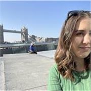 Profesora de inglés imparte clases a niños