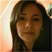 Profesora de inglés imparte clases a niños, adolescentes y adultos