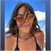 Chimica professionista impartisce lezioni di chimica di base e avanzate