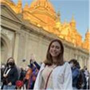Estudio pedagogía y soy tutora certificada. Soy completamente bilingüe: hablo español e inglés