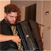 Maestro di musica, Laureato. Lezioni di fisarmonica, solfeggio, analisi e armonia