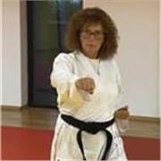 professeur de karaté spécialisée dans le karaté santé propose des cours personnels pour reprendre son corps et son bien être en ma