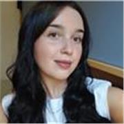 Maestra de Educación Infantil con capacidad de enseñar y trabajar también con niños y niñas de Educación Primaria.