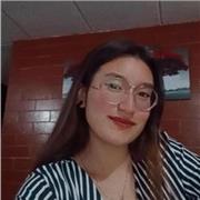 Profesora de sociales da clases a niños de todas las edades