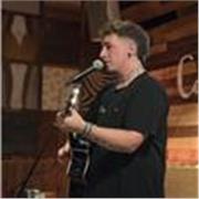 Profesor de guitarra apto para principiantes y niveles intermedios.