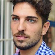 Profesor de català imparte clases a personas de todas las edades