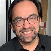 Professeur d'espagnol (natif) avec une vaste expérience professionnelle, propose de cours, tous niveaux. Remise à niveau, préparation aux concours, pratique de la langue en passant par les cultures, l'histoire et les histoires, littérature, ainsi que les