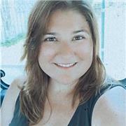 No soy profesora pero tengo conocimiento en lengua castellana; hablo, escribo y redacto perfectamente en español