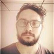 Profesor de español da clases a jóvenes, también en sociales, biología, historia, filosofía, ética, religión