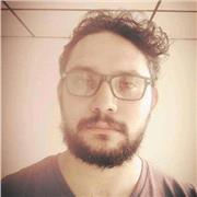 Profesor de español da clases a jóvenes, también en sociales, biología, historia, filosofía, ética, religión
