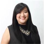 Profesora de inglés con experiencia en Berlitz, especializada en comunicación profesional y fluidez