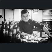 Profesor de cocina da clases presenciales o online a personas de todas las edades o grupos