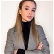 Ragazza diplomata in informatica impartisce lezioni di italiano ai bambini elementari e medie