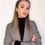 Ragazza diplomata in informatica impartisce lezioni di italiano ai bambini elementari e medie