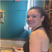 Ragazza universitaria è disponibile ad aiutare persone di qualsiasi età nell'imparare o migliorare l'uso di Excel