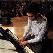 Aulas de piano e teclado no seu tempo. Professor formado em Música / Piano pela UNESP