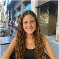 Chica joven implanta clases de catalán a todo tipo de edades