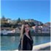 Profesora de inglés que imparte clases a niños de todas las edades