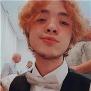 Professor de música multi-instrumentista, com foco em piano, teclado, bateria, música teórica, arranjo e composição. Aulas desde crianças até adultos