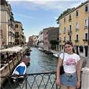 Abiturientin, die Fächer wie Deutsch, Englisch und Biologie in allen Klassenstufen zur Nachhilfe anbietet