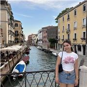 Abiturientin, die Fächer wie Deutsch, Englisch und Biologie in allen Klassenstufen zur Nachhilfe anbietet