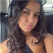 Alumna de universidad imparte clases a estudiantes de primaria