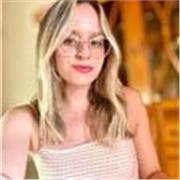 Docente brinda clases de comunicación, periodismo y oratoria