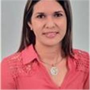 Profesora de informatica imparte clases a niños y niñas en primaria