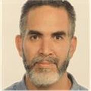 Spanischer Tutor, der Schüler und Studenten aller Altersgruppen unterrichtet.