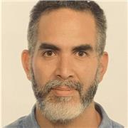 Spanischer Tutor, der Schüler und Studenten aller Altersgruppen unterrichtet.