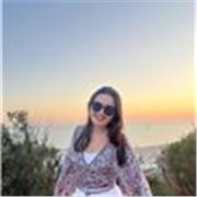 20 años, tengo el first y preparando el advance. Llevo dando clases de inglés y de química y mate 3 años a infantil, primaria y secundaria. Clases didácticas y entretenidas