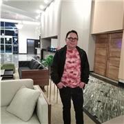 Profesor de Artes dicta clases a niños de todas las edades