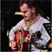 Laureato in chitarra jazz al conservatorio, impartisco lezioni di chitarra moderna sia a principianti che livello medio/avanzato, genere jazz, pop/rock, blues, bossa nova etc