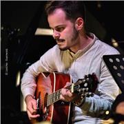 Laureato in chitarra jazz al conservatorio, impartisco lezioni di chitarra moderna sia a principianti che livello medio/avanzato, genere jazz, pop/rock, blues, bossa nova etc