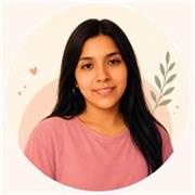 Profesora de matemáticas imparte clases a niños(as) de primaria