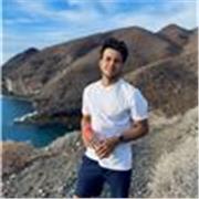 Graduado en Ciencias de la Actividad Física y del Deporte, especializado en entrenamiento y readaptación, con experiencia.