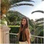 Profesora de matemáticas que imparte clases a niños de todas la edades mejorando su capacidad de reflexión