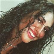 Studentessa universitaria impartisce lezioni di inglese per studenti di scuole superiori, medie ed elementari