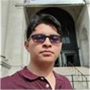 Profesor experto en español con amplia experiencia guiando a estudiantes jóvenes