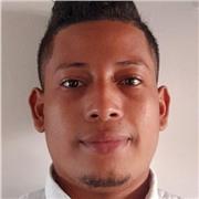 Profesor de matemática y tecnología informática básica imparte clases para niños de primaria