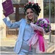 Studentessa universitaria italiana impartisce lezioni di italiano a stranieri