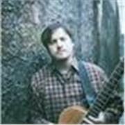 Soy Emmanuel, músico y técnico de sonido con experiencia en producción musical, grabación, mezcla y sonido en vivo. 